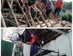 Babinsa Bendogrit Bantu Perbaiki Atap Rumah Warga Lansia di Blitar