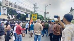 300 Warga Demo Polres Lamteng Minta Mobil dan Sopir yang Ditahan Dibebaskan