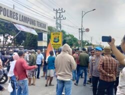 300 Warga Demo Polres Lamteng Minta Mobil dan Sopir yang Ditahan Dibebaskan